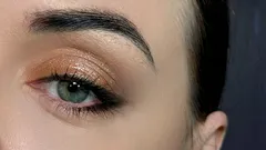 The smudged V-wing in 5 minutes: soft winged liner for every day