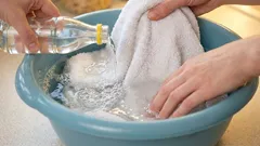 In the evening, I soak the kitchen cloths and oven mitts: in the morning, they are spotlessly clean, even old grease stains disappear.